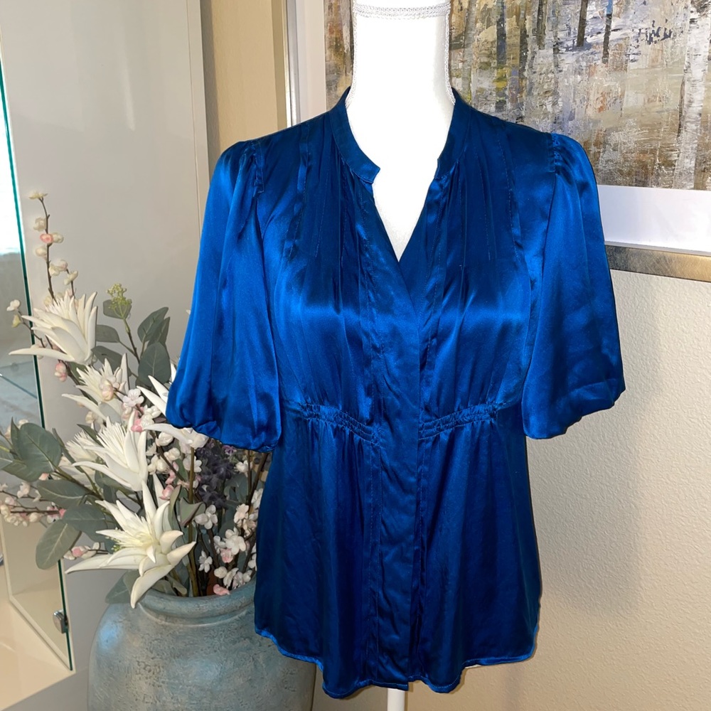 Nene West 100% silk blue short sleeve blouse